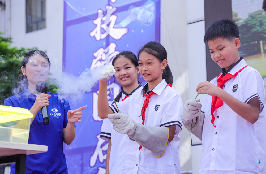 学生体验液氮实验