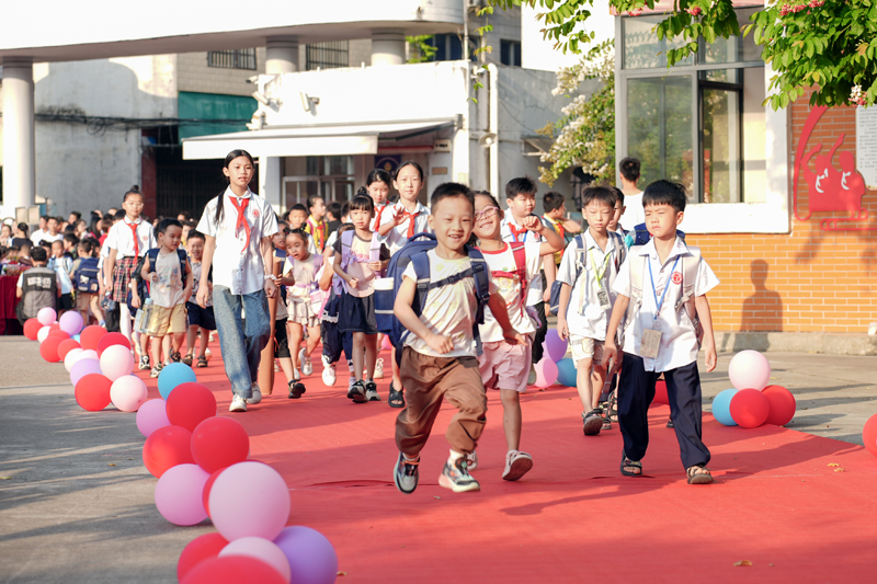 9月1日,贺州市新宁路小学一年级新生开心进入小学校园。蒙柱彭摄