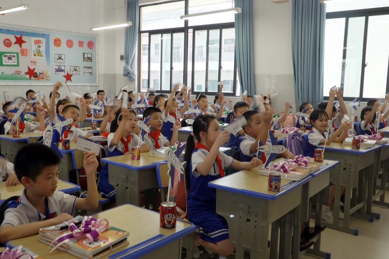 八步新城实验小学的老师正在跟学生开展互动游戏。盘姝吚摄
