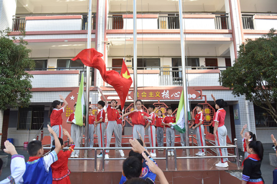 百色市德保县鉴河小学举行升旗仪式。共青团百色市委员会供图