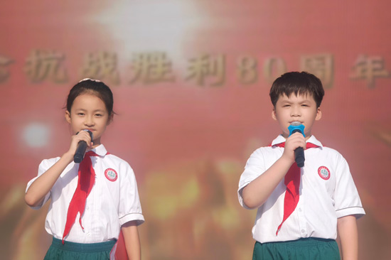 百色平果市第五小学少先队员代表在国旗下朗诵和平宣言。共青团百色市委员会供图