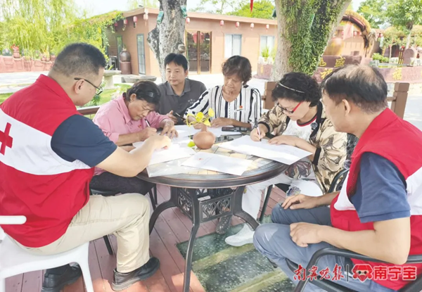 林寶霞三姐妹在南寧市紅十字會工作人員的指導下填寫遺體捐獻申請登記表。記者 宋延康 攝‍