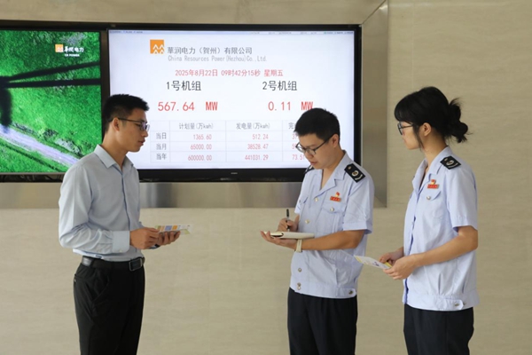 圖為“富小稅”稅費宣傳志願服務團隊成員在潤電新能源（賀州）有限公司為企業解讀政策要點、稅費優惠以及申報流程等。王麗芸攝