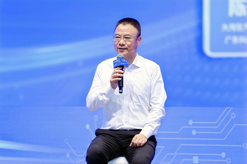 大湾区产教联盟理事长、广东科技学院副校长陈标新现场点评。主办方供图