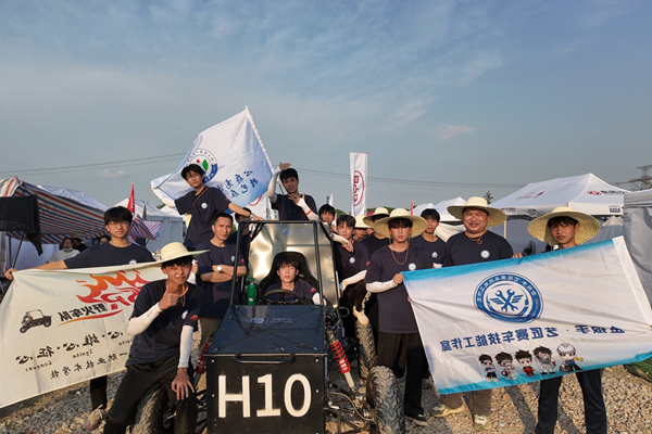 FSR野火車隊隊員合影。蘇江麗攝