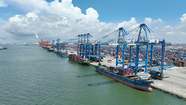 在广西钦州北部湾港自动化集装箱码头，货轮在有序卸下集装箱货物。何家海 摄.jpg