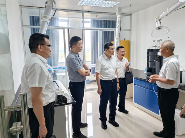 李勇强一行在防城港市检验检测中心调研。陆仕华摄
