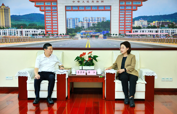 8月29日，防城港市委书记黄江会见自治区药监局党组书记、局长李勇强一行。韦道信摄