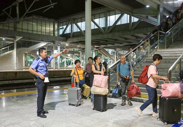 桂林北站工作人员热情引导银发旅客乘车。李洪锐摄