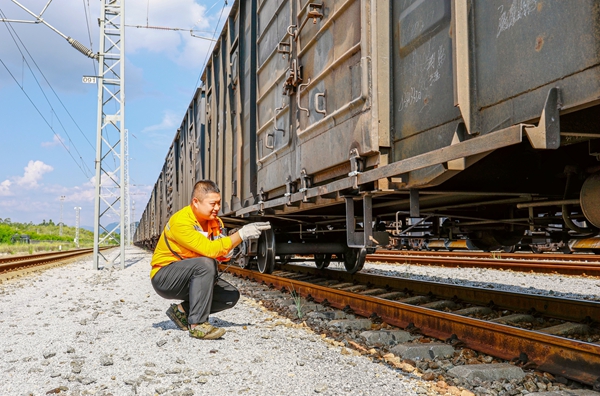 桂林西普速場連結員正在檢查列車狀況。鄭長賢攝