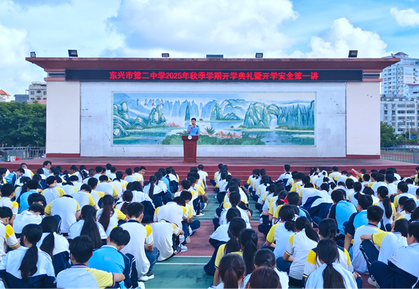 民警到校園開展校園安全第一講。