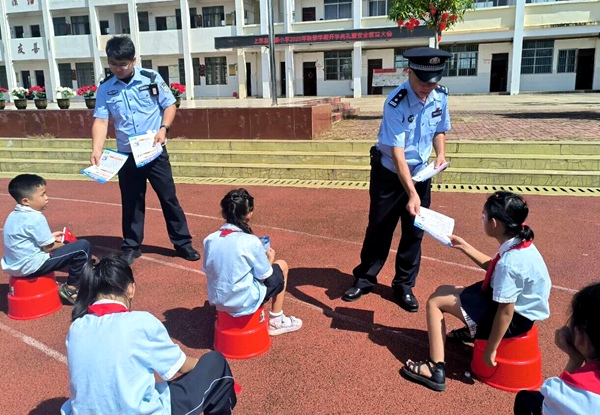 民警發放禁毒知識傳單。