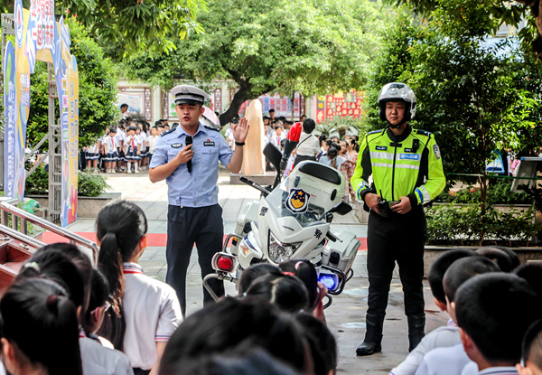民警把交通安全課堂搬進校園。