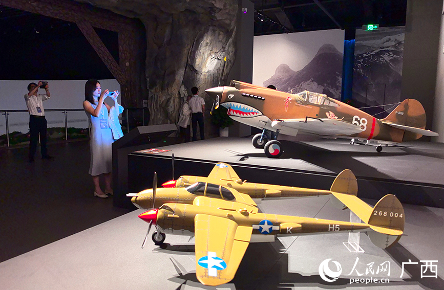 与会嘉宾参观飞虎队常设展览。人民网 付华周摄