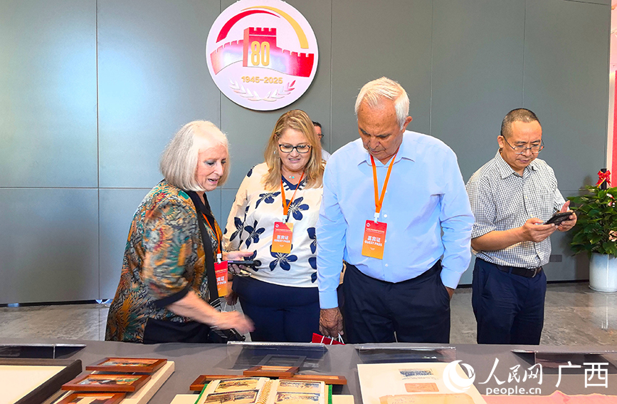 与会嘉宾观看飞虎队藏品。人民网 付华周摄