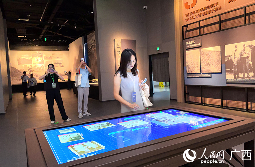 与会嘉宾参观飞虎队常设展览。人民网 付华周摄