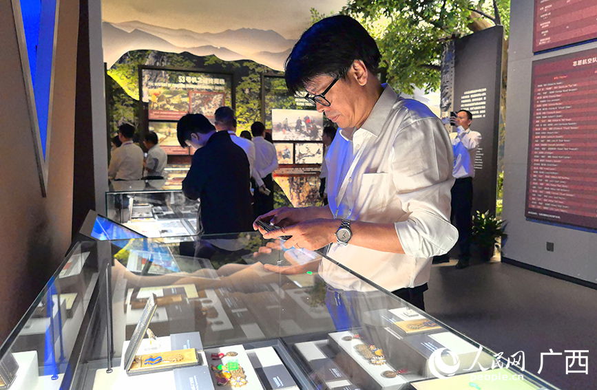 与会嘉宾参观飞虎队常设展览。人民网 付华周摄