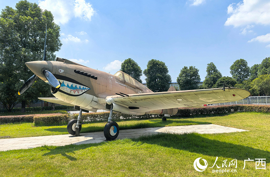 柳州市军事博物园内停放的飞虎队战斗机模型。人民网 付华周摄