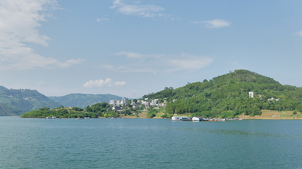 位于桂、滇、黔三省区结合部的万峰湖,在三省区协同立法守护下,生态环境日益变好。何善权摄