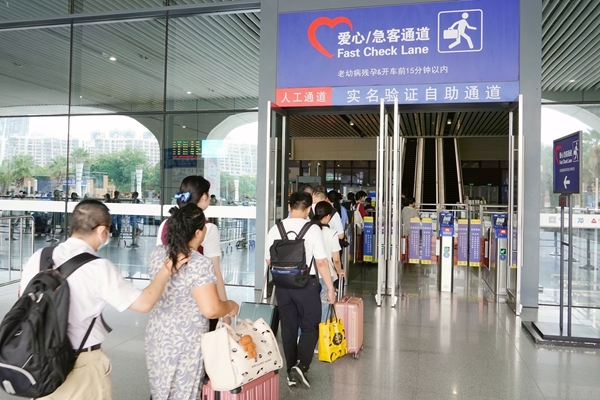 视力障碍旅客通过爱心通道进站。梁竞辉摄