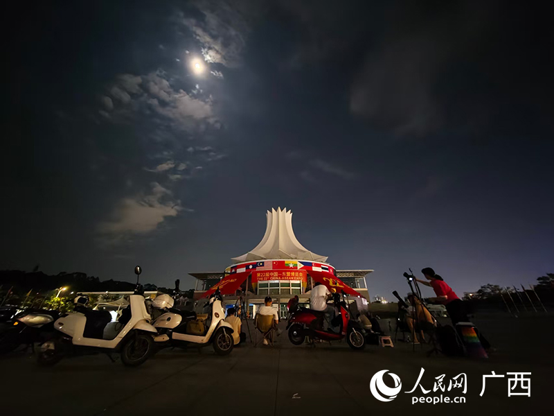 摄影爱好者彻夜拍摄难得一见的月全食。人民网 雷琦竣摄