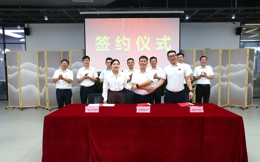 右江民族医学院与国家超级计算广州中心广西分中心、中大数智（广西）科技有限公司共同签署合作协议。陆怡如摄