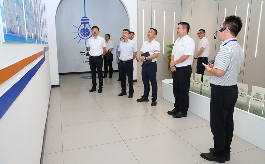 实地参观右江民族医学院一国家超算广州中心广西分中心医疗卫生专业数据标注示范基地。陆怡如摄