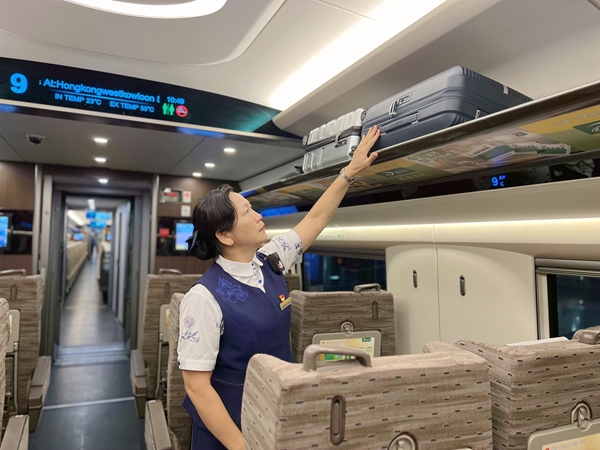 吴志琼整理车厢行李架。段沛芸摄