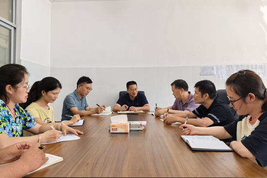 凌雲縣中學粵桂協作教育幫扶校長徐元珠與幫扶老師們開展集體備課方案研討。周俊位攝.