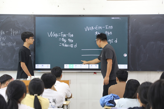 凌雲縣職業技術學校粵桂協作幫扶陳老師通過提問式教學方式讓學生上台作答。龍燕芳攝