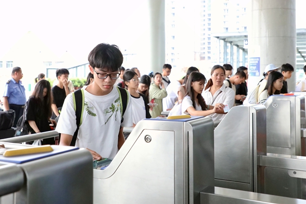团体旅客在玉林站有序进站。陈海婵摄