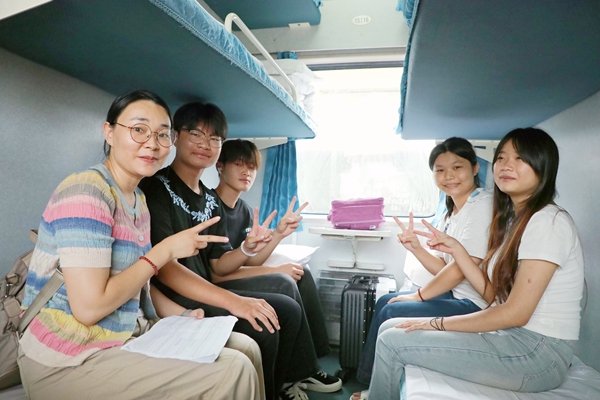 团体旅客顺利登上旅客列车。陈海婵摄