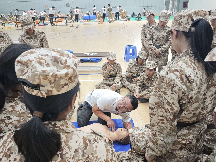 圖為培訓教師講解心肺復蘇要領。沙遠峰攝