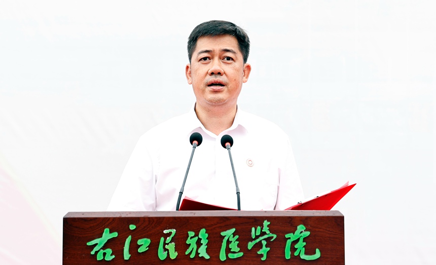 学校党委副书记、校长黄龙坚以《以青春之我、奋斗之我，书写壮丽华章》为题，表达了对新生的期望与祝福。