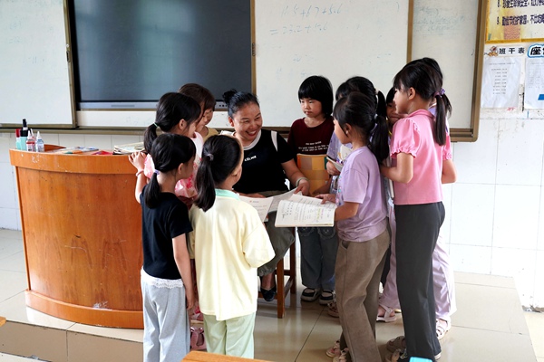 黄翠春课间给学生们答疑解惑。盘京摄