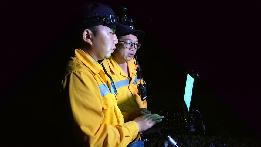 作業人員檢查搗固后線路的軌距、水平、高低等數據。陳健攝