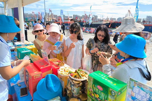 恆信資產公司展位亮相北海市橋港開海儀式現場。陳東海攝