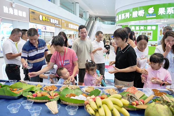 旅客在北海服務區免費品嘗當地美食。劉艷艷攝