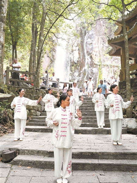 在姑婆山旅游度假區裡進行體育運動的游客。