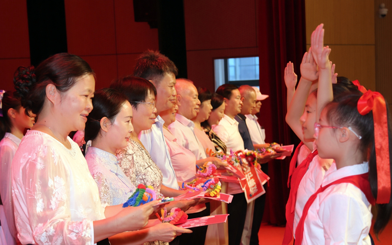 情景舞剧《老师，您好！》向退休教师致敬。温冰清摄