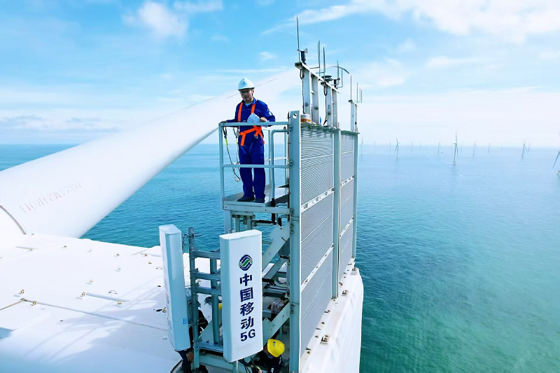 硬核5G基站矗立于百米高空的海上风机顶端。 黄忠源摄