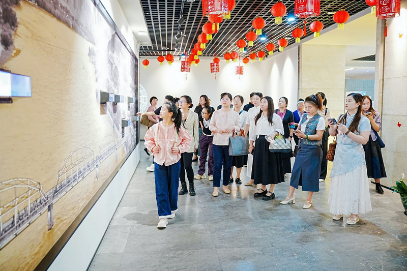广西妇联及企业代表到甘肃省有关企业学习考察。自治区妇联供图