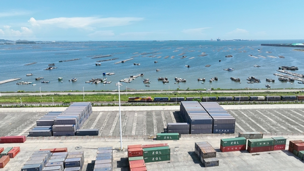 西部陆海新通道铁海联运班列从钦州铁路集装箱中心站驶出。陈磊摄