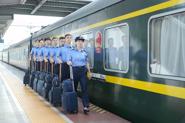 中越国际旅客列车乘务班组列队上车。曹烁摄