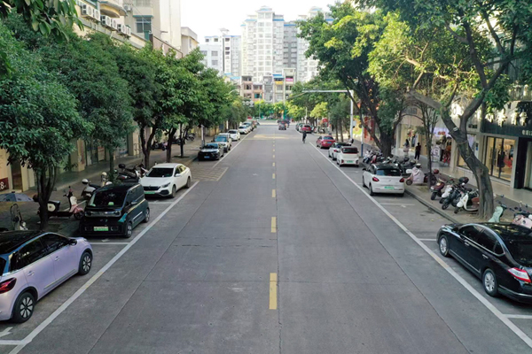 路面停车位。