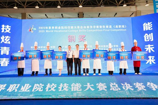 学生陈包中（右二）作为参赛队伍代表上台领奖。辽宁现代服务职业技术学院供图
