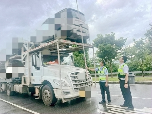 稽查人员联合执法部门处置违规车辆。