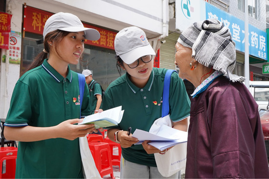 同学们在街头向瑶族群众宣讲《国家通用语言文字法》  凌琦超  摄
