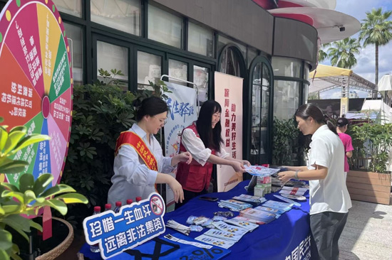 民生银行志愿者提醒群众远离非法金融中介 阮灵摄