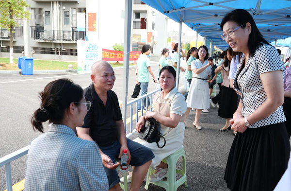 广西职业师范学院校长朱朝霞与新生家长交谈。广西职业师范学院供图